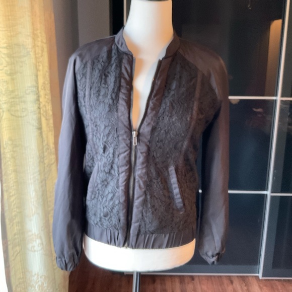 Lace jacket hardly worn - Picture 2 of 8